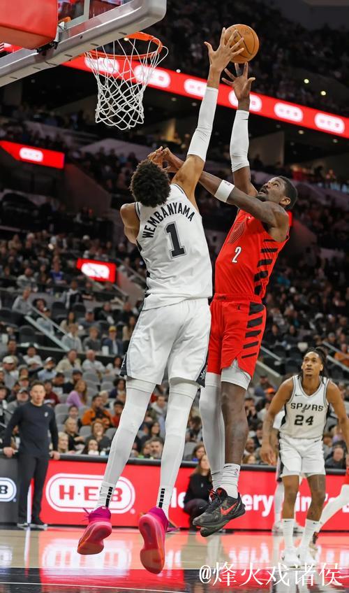 文班亚马34+13+11率马刺险胜国王 独行侠力克开拓者